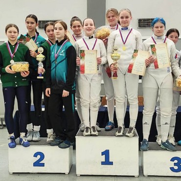 Командные медали юных рапиристок Санкт-Петербурга из Казани