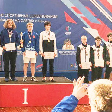 Командный успех юных саблистов Санкт-Петербурга на турнире «Сурские клинки»
